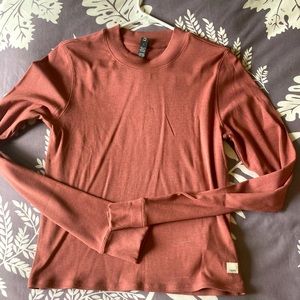 Vuori cropped mock neck ribbed size L